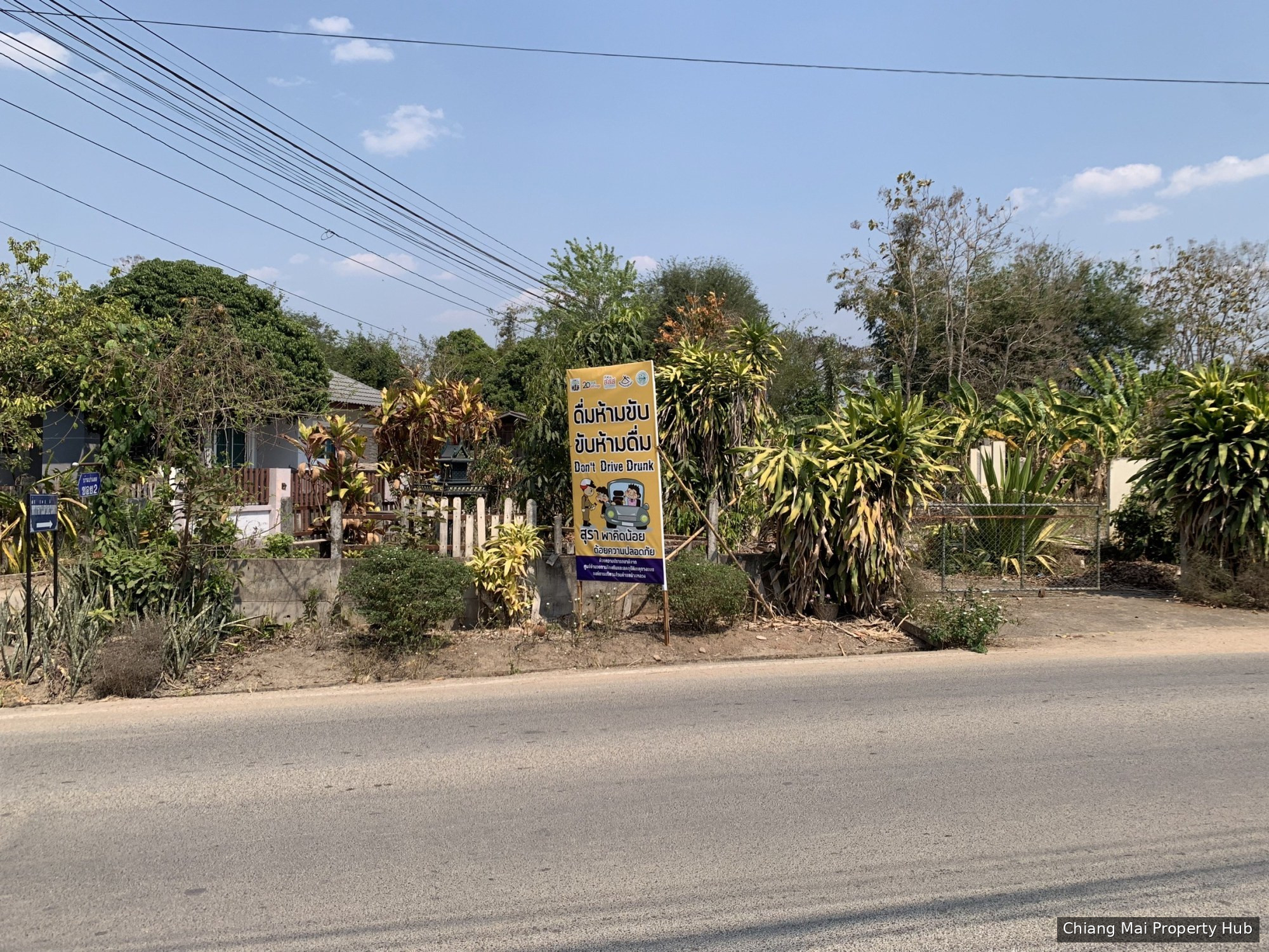 ขายที่ดินตรงข้ามวัดป่าแดด(วัดสว่างไพบูลย์) อ.แม่อาย ติดทางสาธารณะทั้งสองด้าน